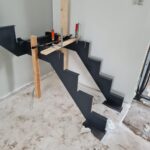 Stalen trap met eiken treden op maat gemaakt door Siebendesign.nl. Voor al uw interieurprojecten met staal. We helpen u graag met mogelijk maken wat onmogelijk lijkt. Stalen deuren, taatsdeuren van staal, keuken opbergrek, wandkasten , tafels en stalen tafelpoten en meer