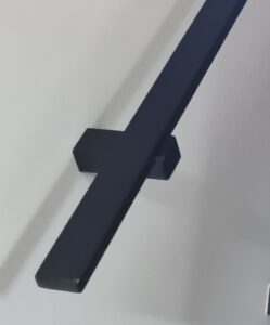 stalen trapleuning en taatsdeur met grijs flow glas by siebendesign.nl