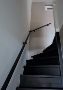 stalen trapleuning en taatsdeur met grijs flow glas by siebendesign.nl