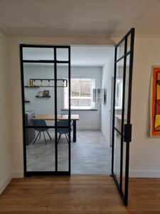 Dubbele taats deuren van staal en op maat gemaakt door Siebendesign.nl. alle stalen deuren worden voorzien van gelaagd glas. Vlakverdeling en handgreep naar wens van de klant. We geven u een eerlijke prijs inclusief de montage en inmeten. Hierdoor geen verrassingen achteraf. We verzorgen maatwerk interieur van staal van een hoge kwaliteit. Neem gerust contact op als u vragen heeft.