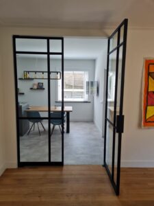 Dubbele taats deuren van staal en op maat gemaakt door Siebendesign.nl. alle stalen deuren worden voorzien van gelaagd glas. Vlakverdeling en handgreep naar wens van de klant. We geven u een eerlijke prijs inclusief de montage en inmeten. Hierdoor geen verrassingen achteraf. We verzorgen maatwerk interieur van staal van een hoge kwaliteit. Neem gerust contact op als u vragen heeft.
