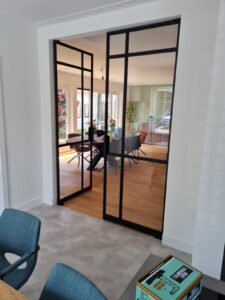 Dubbele taats deuren van staal en op maat gemaakt door Siebendesign.nl. alle stalen deuren worden voorzien van gelaagd glas. Vlakverdeling en handgreep naar wens van de klant. We geven u een eerlijke prijs inclusief de montage en inmeten. Hierdoor geen verrassingen achteraf. We verzorgen maatwerk interieur van staal van een hoge kwaliteit. Neem gerust contact op als u vragen heeft.