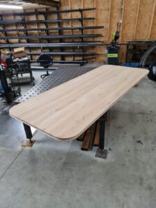 Eetkamertafel met stalen rand en stalen onderstel op maat. Eiken blad met afgeronde hoeken, tafel met zwart stalen rand, Tafels op maat, Siebendesign