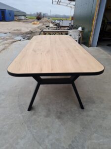 Eetkamertafel met stalen rand en stalen onderstel op maat. Eiken blad met afgeronde hoeken, tafel met zwart stalen rand, Tafels op maat, Siebendesign