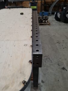 Eetkamertafel met stalen rand en stalen onderstel op maat. Eiken blad met afgeronde hoeken, tafel met zwart stalen rand, Tafels op maat, Siebendesign