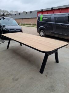 Eetkamertafel met stalen rand en stalen onderstel op maat. Eiken blad met afgeronde hoeken, tafel met zwart stalen rand, Tafels op maat, Siebendesign