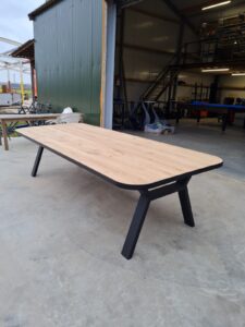 Eetkamertafel met stalen rand en stalen onderstel op maat. Eiken blad met afgeronde hoeken, tafel met zwart stalen rand, Tafels op maat, Siebendesign