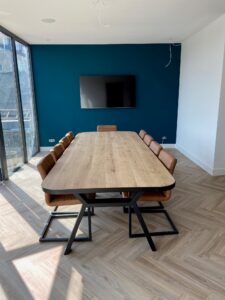 Eetkamertafel met stalen rand en stalen onderstel op maat. Eiken blad met afgeronde hoeken, tafel met zwart stalen rand, Tafels op maat, Siebendesign