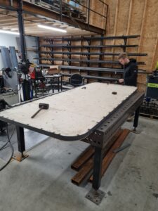 Eetkamertafel met stalen rand en stalen onderstel op maat. Eiken blad met afgeronde hoeken, tafel met zwart stalen rand, Tafels op maat, Siebendesign