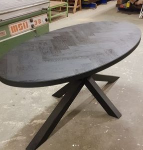 Industriële tafelpoten, Visgraat tafel, eetkamertafel, tafel, x poten van staal, matrix tafelpoot van staal, H tafelpoot van staal, stalen tafelpoten, stalen tafelpoot op maat. Eetkamertafel op maat, tafel op maat. Eiken tafel, boomstam tafel, ovale tafel, zwarte tafel. Tafel met stalen rand, zwart tafel, vergadertafel, salontafel, industriële tafel, stalen tafelpoten op maat, maatwerk tafel