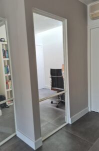 lekker veel licht door te kiezen voor wit, stalen deur en raamkozijn op maat gemaakt door Siebendesign.nl, taatsdeur, scharnierdeur, raamkozijn, maatwerk in staal, persoonlijk